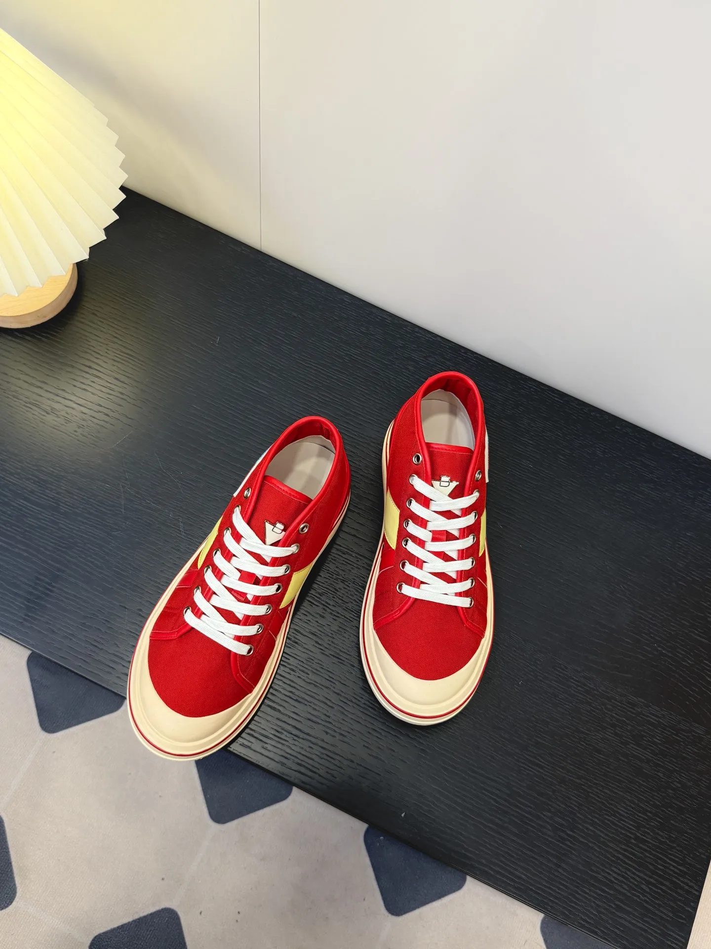 👟👟Ex-factory price 460👟👟 (Men's size +1️⃣0️⃣) BVOrbit's latest 2025 catwalk model, developed 1:1 from the original board, classic color matching elements! This is the biggest highlight of this shoe, eye-catching but not exaggerated design, super cool for daily use, super versatile whether paired with pants, sweaters or skirts, looks good no matter how you wear it, the more you look at it, the more you like it ❗️ Outsole: Original outsole color: 5 colors code number: female 35-40 male 39-44